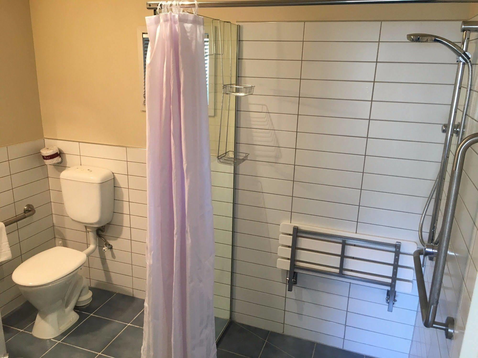 纳尔逊比奇斯汽车旅馆 外观 照片 A shower curtain