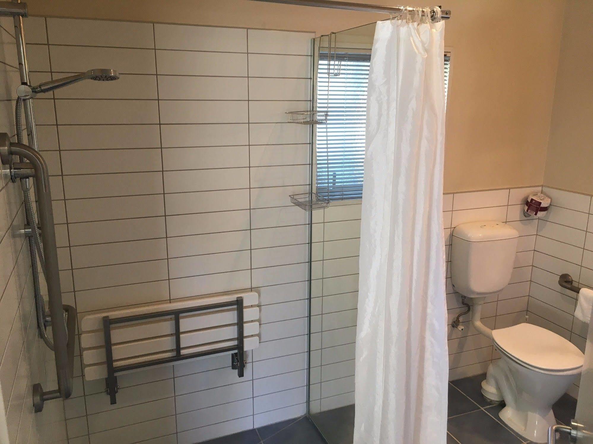 纳尔逊比奇斯汽车旅馆 外观 照片 A shower curtain