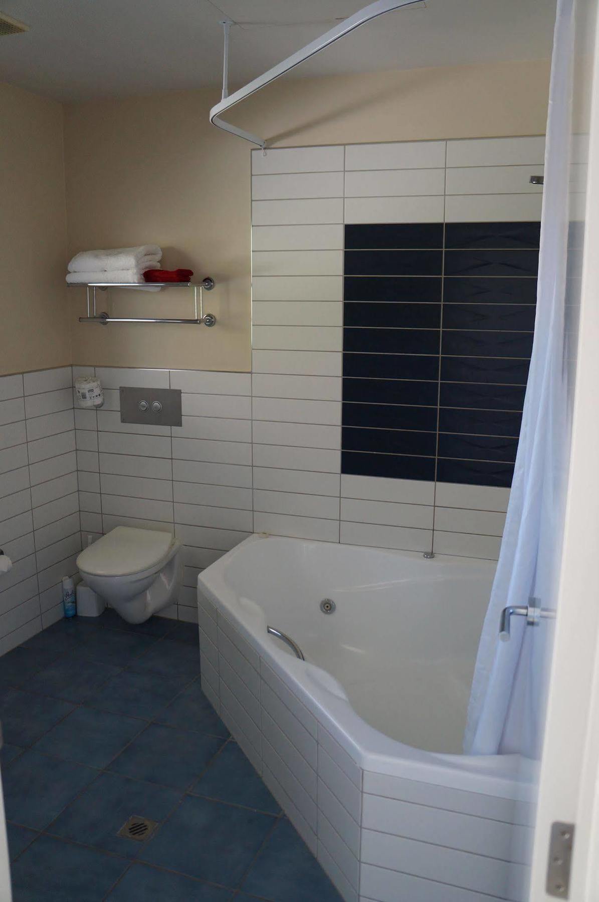 纳尔逊比奇斯汽车旅馆 外观 照片 Bathroom in a hotel